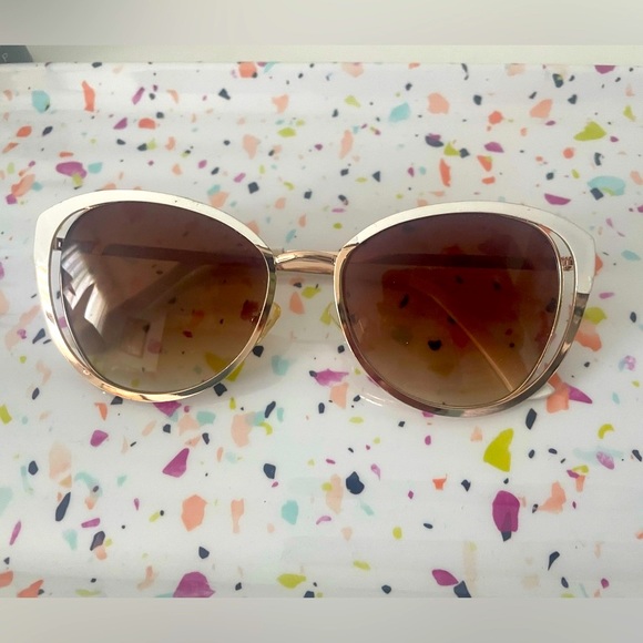 ⭐️3/$15⭐️White rimmed cat eye sunglasses - Picture 1 of 1